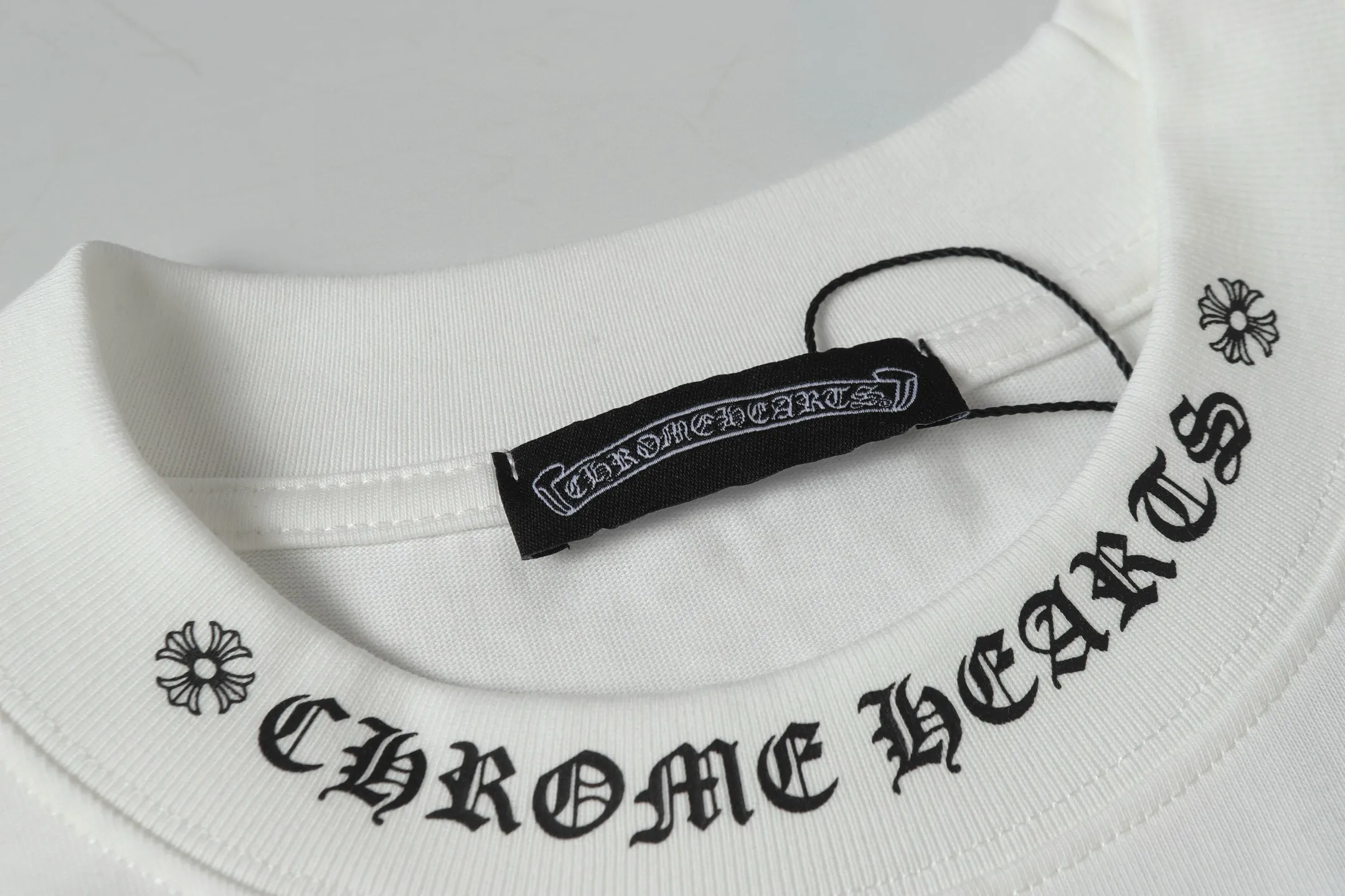 🅿️170 Chrome hearte/Chrome heart ch 25ss early spring new Sanskrit logo pocket short sleeves. A must-have item for daily commuting for men and women in light luxury. The correct version is welcome to compare. Detailed features ·280g 100% cotton double yarn jersey fabric ·Custom-dyed in the same cylinder, special thickened 32 counts double-strand 1x1 thread ·Double-needle cross-stitch technology ·Original main mark washed hangtag COLOUR: black white SIZE：xs s m l